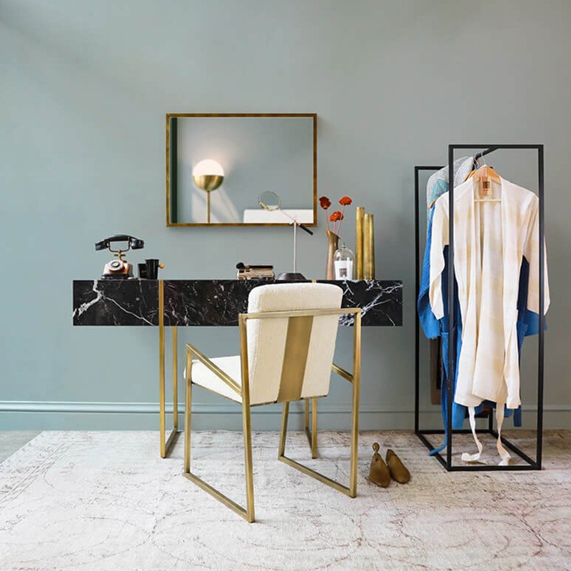 Famed Make-Up Table Lagu